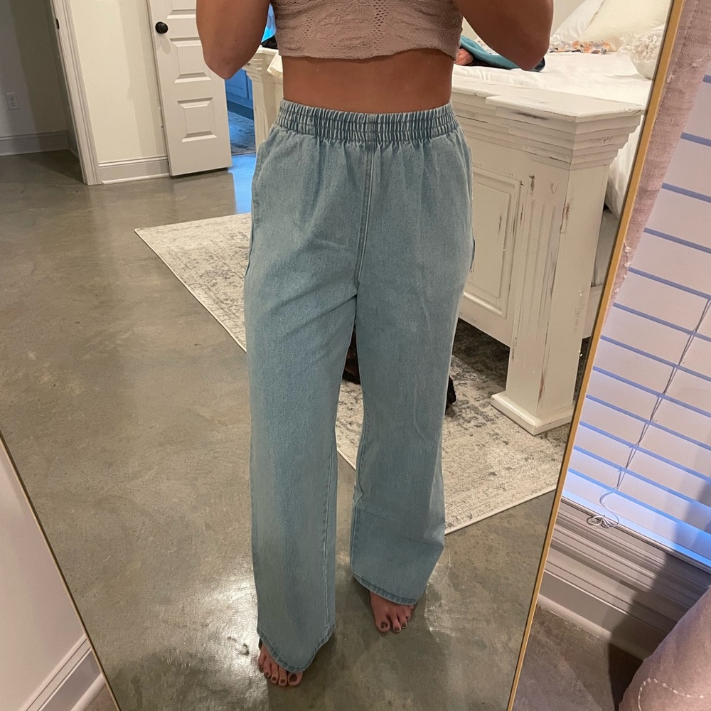 Mom/Flare jeans size S. Elastic waist. Never worn